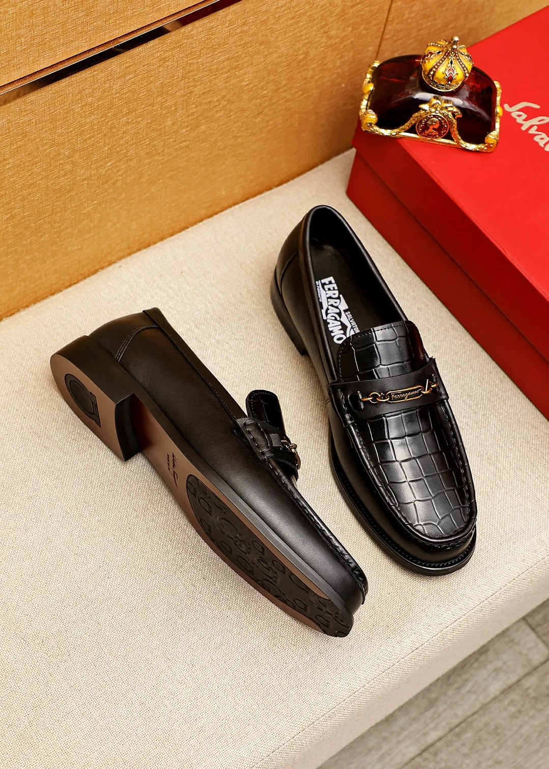 Men's shoes 💰442 💐 Product trademark: Ferragamo "Ferragamo" casual leather shoes Regular size: 38-44 (45.46🉑️customized) Product materials: Selected imported first-layer calfskin embossed upper + classic hardware buckle, imported water-dyed cow leather lining. Strong three-dimensional visual effect, combined outsole Color: 1⃣️color optional